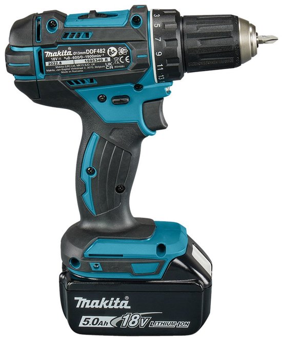 Linkerkant van Makita DDF482 18V accuboormachine met 5.0Ah accu en technische specificaties op de behuizing.