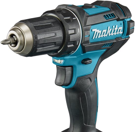 Close-up van de boorkop en het Makita logo op een blauw-zwarte 18V accuboormachine.