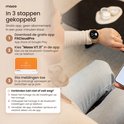 Vrouw gebruikt FitCloudPro-app om de smartwatch te koppelen, met stappenplan voor installatie op smartphone.