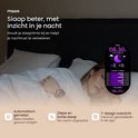 Vrouw slaapt in bed met haar smartwatch om, met weergave van slaapduur en 7-daags overzicht van slaapkwaliteit.