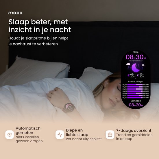 Vrouw slaapt in bed met haar smartwatch om, met weergave van slaapduur en 7-daags overzicht van slaapkwaliteit.