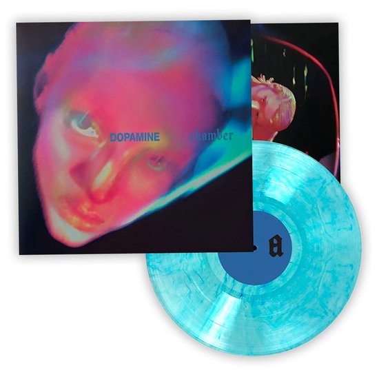 Vinylplaat met blauwe marmerstructuur naast albumhoes met roze en blauw portret en de tekst DOPAMINE chamber.