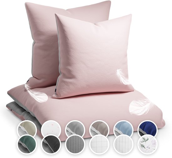 Roze Sleepwise dekbedovertrekset met kussensloop en veren accenten, getoond met diverse kleur- en patroonopties onderaan.