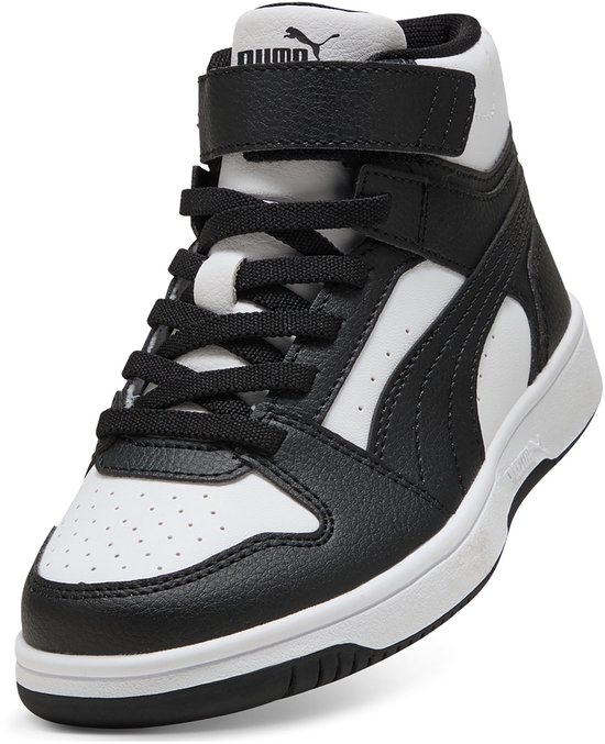 Schuin vooraanzicht van zwart-witte PUMA sneaker met klittenbandsluiting en PUMA-merknaam.