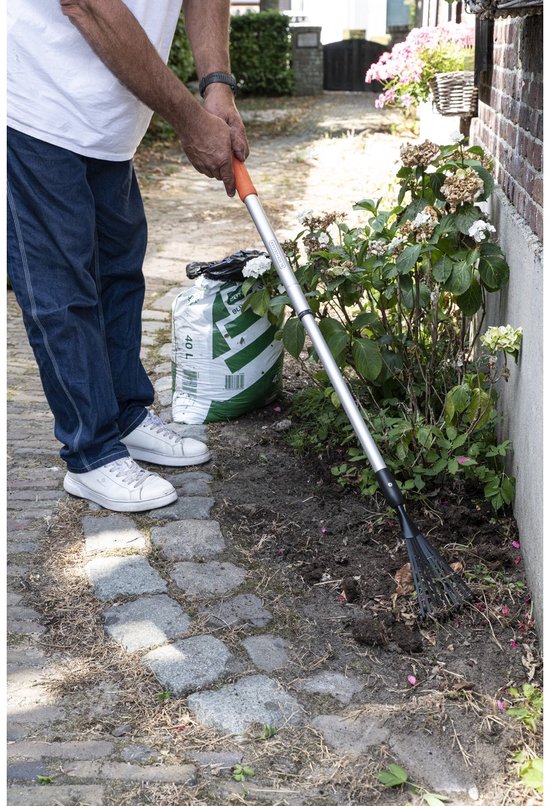 BLACK+DECKER Hark - Telescopische Tuinhark - Uitschuifbare Steel van 78 tot 111 CM - Bladhark - Tuingereedschap Aluminium Steel en Koolstofstalen Kop - Roestvrij - Zilver/Zwart van BLACK+DECKER — afbeelding 3