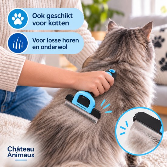 Een hand met een blauwe en zwarte trimhark die de vacht van een langharige grijze kat kamt. Verwijderde haren zijn zichtbaar.