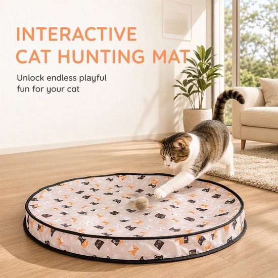 Interactieve kattenspeelmat met kattenpatroon, waarop een grijze kat met witte vlekken speelt.