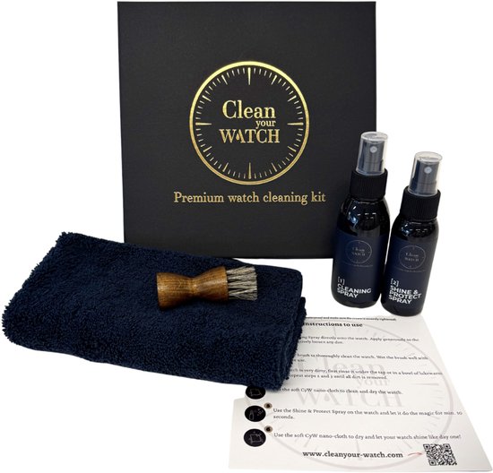 Zwarte doos met inhoud: donkerblauwe doek, borsteltje, twee spuitbussen en instructies. Tekst op de doos: 'Clean your WATCH'.