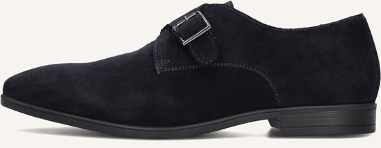 Donkerblauwe suède monk strap schoen met gesp en gestikte details.
