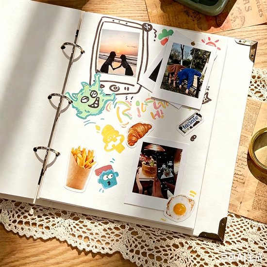Open fotoalbum met witte pagina's, versierd met vakantiefoto's, tekeningen en diverse stickers.