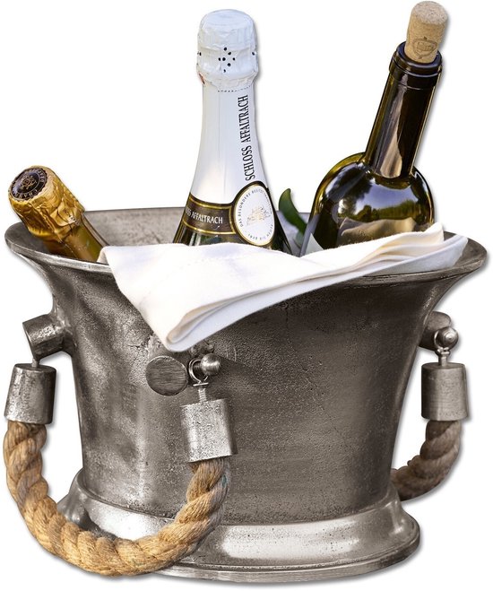 Een zilverkleurige champagnekoeler met touwhandvatten, gevuld met drie flessen champagne en een wit servet.