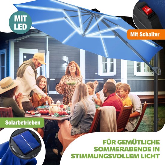 Donkerblauwe zweefparasol met LED-verlichting, solar-bediend, boven een buiten diner.