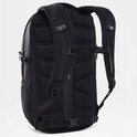 Achterkant van een zwarte The North Face rugzak met gewatteerde banden en mesh.