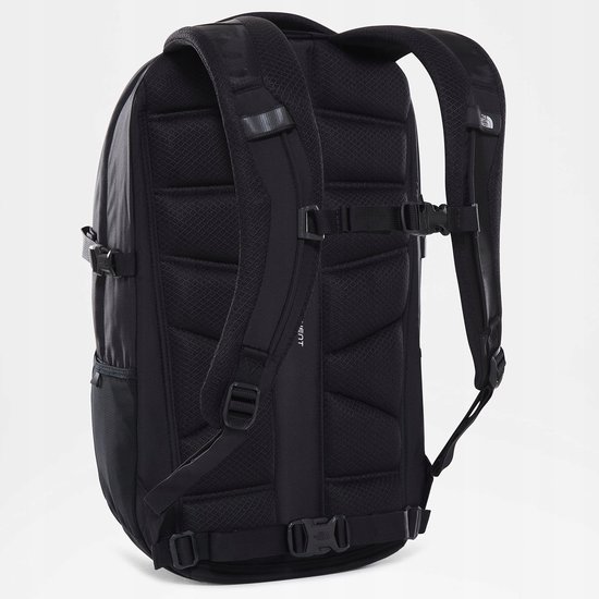 Achterkant van een zwarte The North Face rugzak met gewatteerde banden en mesh.