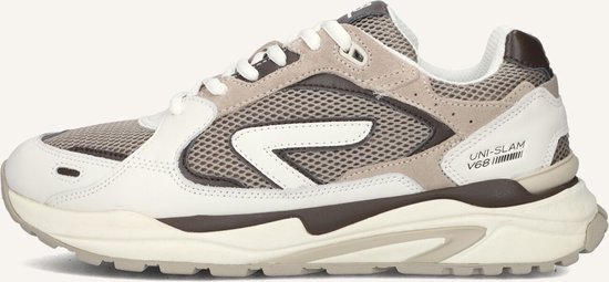 Close-up van de zijkant van een beige HUB sneaker met 'UNI-SLAM V68' tekst en contrasterende bruine accenten.