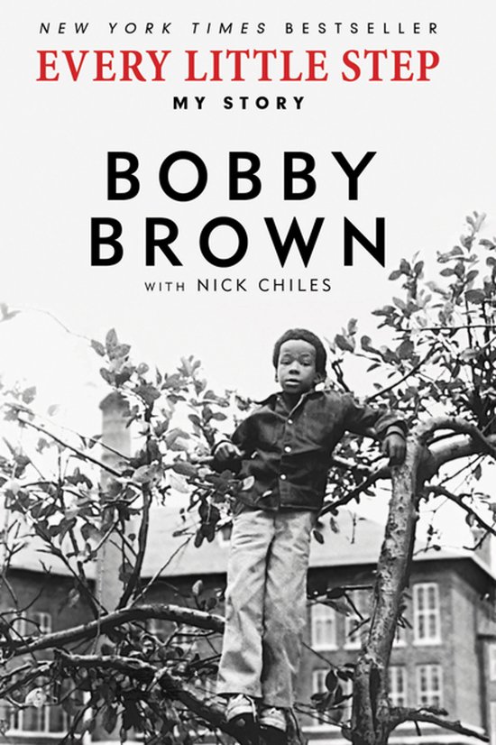 Boekcover: 'Every Little Step My Story' door Bobby Brown met Nick Chiles. Zwart-wit foto van een jongen in een boom.