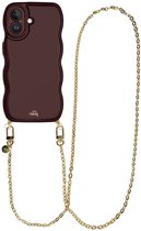 xoxo Wildhearts Glossy Wavy Cord Case Burgundy - Geschikt voor iPhone 16 - Dreamy - Lang koord - Glimmend telefoonhoesje met golven - Hoesje met koord - Gouden ketting - lang telefoonkoord - Bordeaux rood hoesje - Lange variant koord