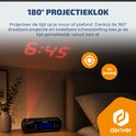 Zwarte Denver wekkerradio projecteert rode tijd 6:45 op een muur, met blauw display 6:45.