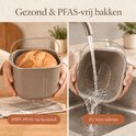 Vergrendelbare broodbakpan met brood, en dezelfde pan die schoongemaakt wordt onder de kraan.