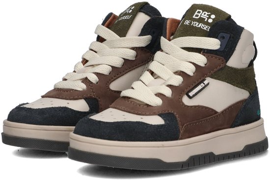 Deux baskets montantes marron, blanc, vert et bleu marine avec des lacets crème.