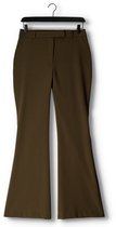 Donkergroene Ibana chino broek met wijde pijpen, gedrapeerd op een panty. De broek heeft een hoge taille en een knoopsluiting.