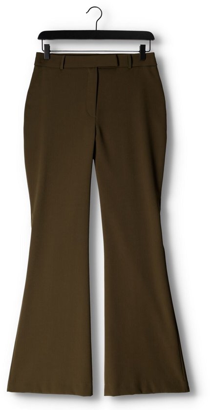 Donkergroene Ibana chino broek met wijde pijpen, gedrapeerd op een panty. De broek heeft een hoge taille en een knoopsluiting.
