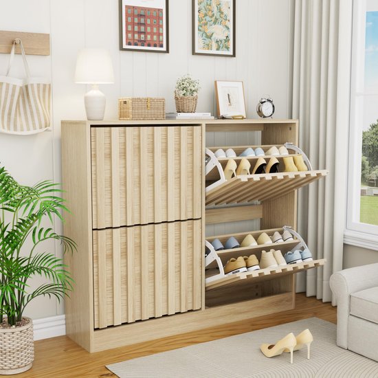Schoenenkast van licht hout met open compartimenten vol schoenen in een woonkamer.
