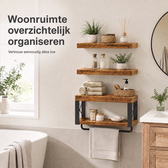 Houten wandplanken met metalen frame, met kaarsen, decoraties en toiletrollen.