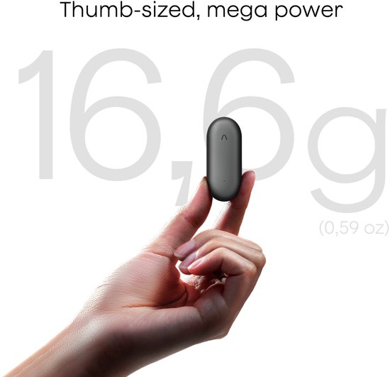 Close-up van een grijze, ovale recorder van duimformaat die door een hand wordt vastgehouden. Gewicht 16,6g.