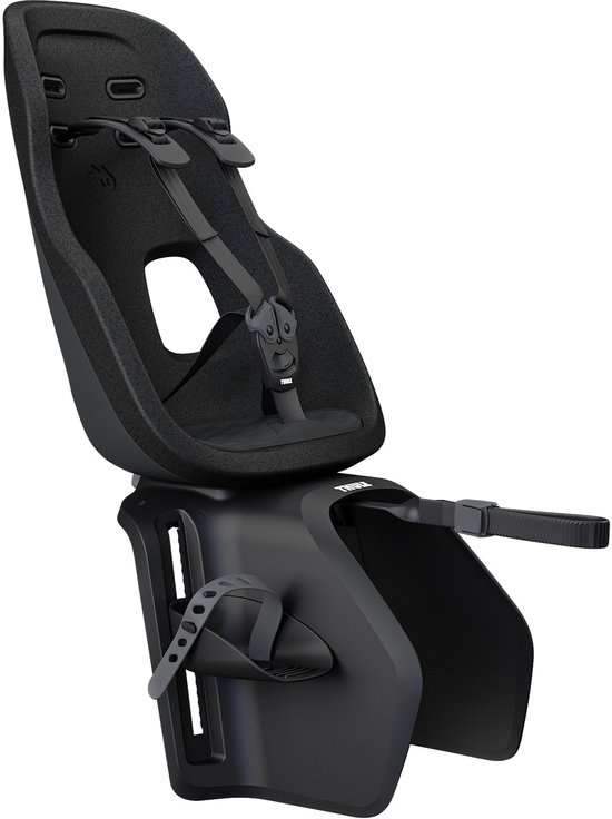 Siège arrière Thule Yepp Nexxt 2 Maxi noir avec sangles et repose-pieds, monté sur un porte-bagages.