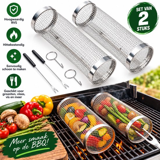 Set van 2 RVS grillkokers, één gevuld met groenten, op een barbecue. Met BBQ gereedschap.
