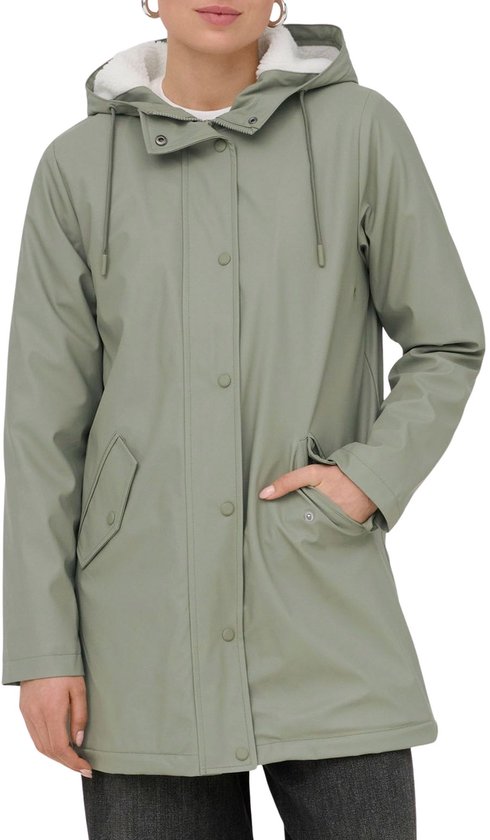 Mannequin dans un imperméable vert clair, une main dans la poche.