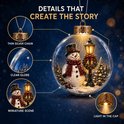 Kerstbal met miniatuurscène van een sneeuwpop bij een lantaarnpaal, met verlichting in het kapje.