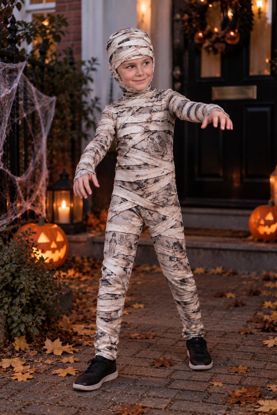 Kind in mummie-kostuum met verbandprint, inclusief hoofdkap, voor een Halloween-achtergrond.