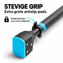 Detailopname van de blauwe antislip-pad en veiligheidsclip van een zwarte optrekstang met tekst "STEVIGE GRIP".