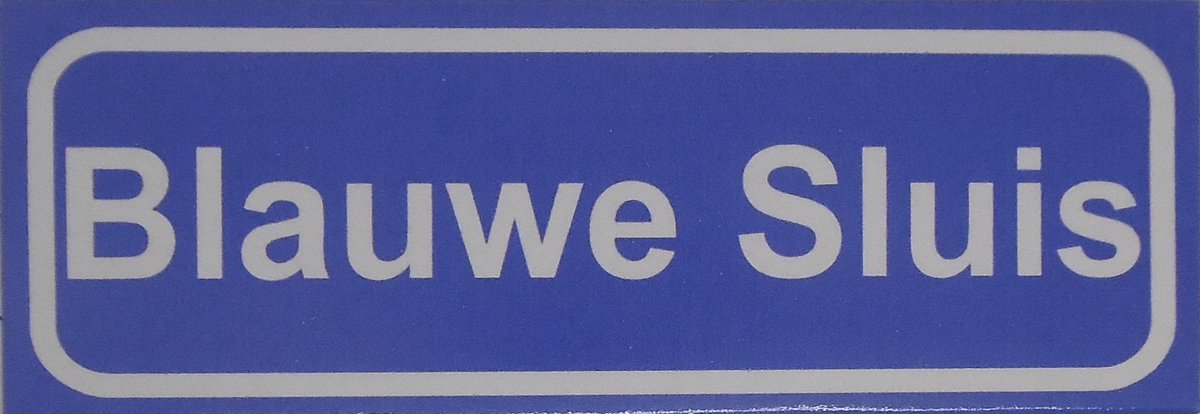 Souv© - koelkast magneet - plaatsnaam bord - kombord - souvenir - koelkastmagneetje - relatiegeschenk Blauwe Sluis