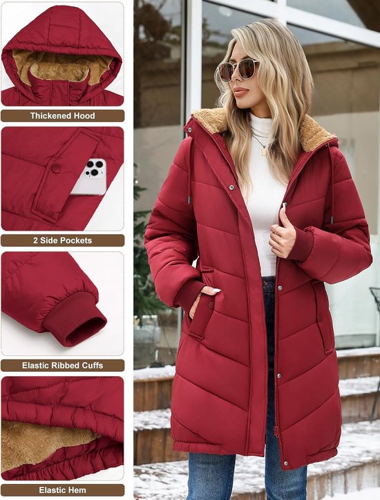 Dames rode lange winterjas met capuchon, gedragen met witte coltrui en jeans. Bevat gedetailleerde afbeeldingen van de capuchon, zijvakken en elastische manchetten.