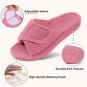 Roze badstof slipper met verstelbaar klittenband, traagschuim en een duurzame EVA-buitenzool.