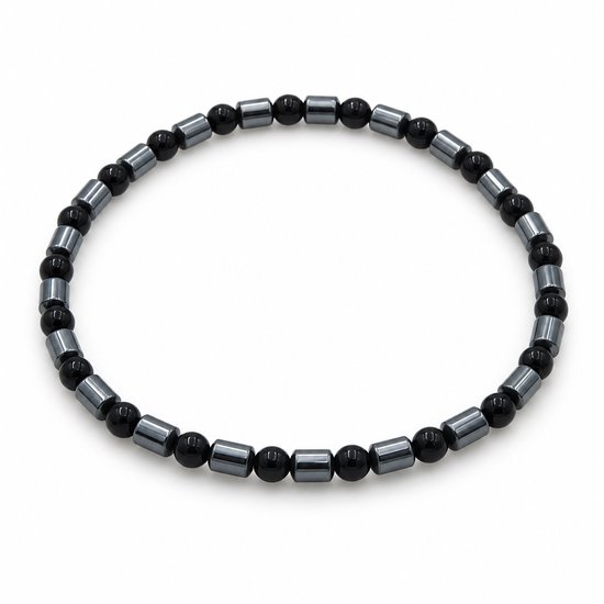 Zwarte armband met afwisselend glanzende zwarte kralen en matte cilindervormige grijze hematietkralen.