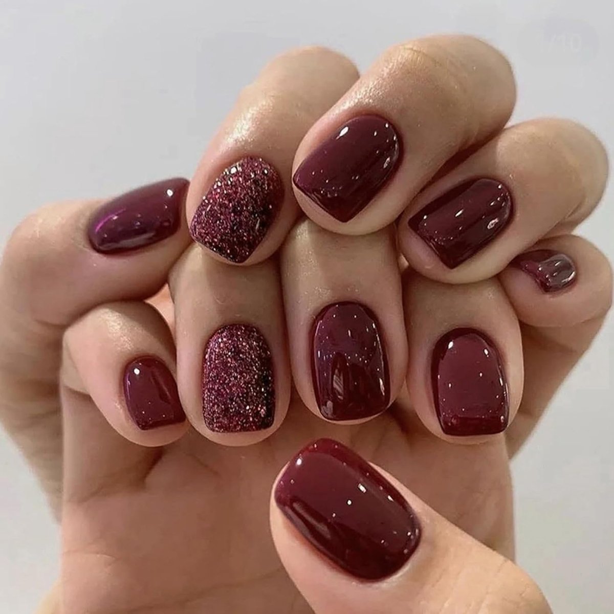 24 stuks Kunstnagels Kort Hoekig, Wijnrode Glanzende Nagels om op te plakken Pure Kleur Nageltips Ballerina Press on Nails, Acryl Full Cover Kunstnagels Fake Nails voor Vrouwen & Meisjes