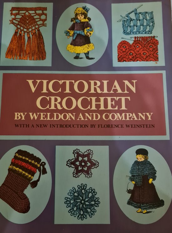 Collage met Victoriaanse haakpatronen, illustraties van kinderen in Victoriaanse kleding en een haakpatroon voor een kerstkous.