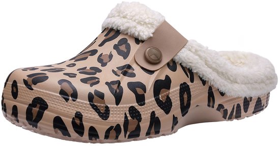 Sabot kaki à motif léopard, doublure en peluche blanche et bride arrière beige avec bouton, vue de profil.