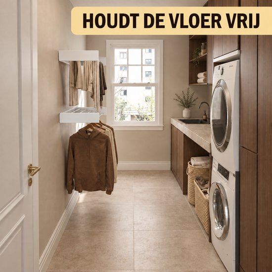 Een witte muur met twee uitklapbare droogrekken, het bovenste rek hangt kleding en het onderste rek hangt truien.