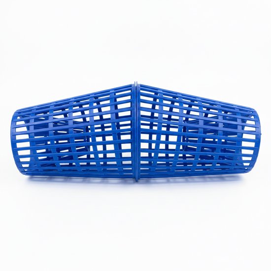 Blauwe, cilindervormige viskorf van kunststof met een rasterpatroon.