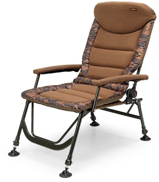 Skarp Deluxe Camo Recliner karperstoel met camouflagepatroon en bruin stoffen zitting en rugleuning.