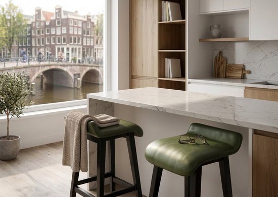 Twee donkergroene barkrukken met zwart houten frame, één met gebreide deken.