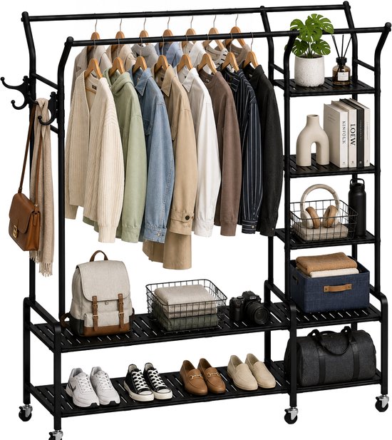 Zwart kledingrek met wielen, diverse kleding, tassen, schoenen en opbergbakken.