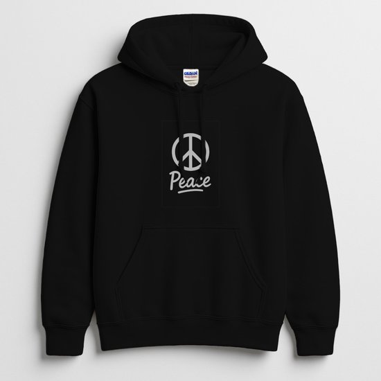 Zwarte hoodie met capuchon en wit 'Peace'-logo en vredessymbool op de borst.