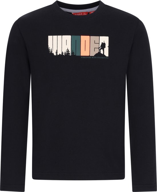 Zwarte longsleeve met 'WANDER' grafische print op de borst, inclusief bos- en bergbeklimmerdetails.