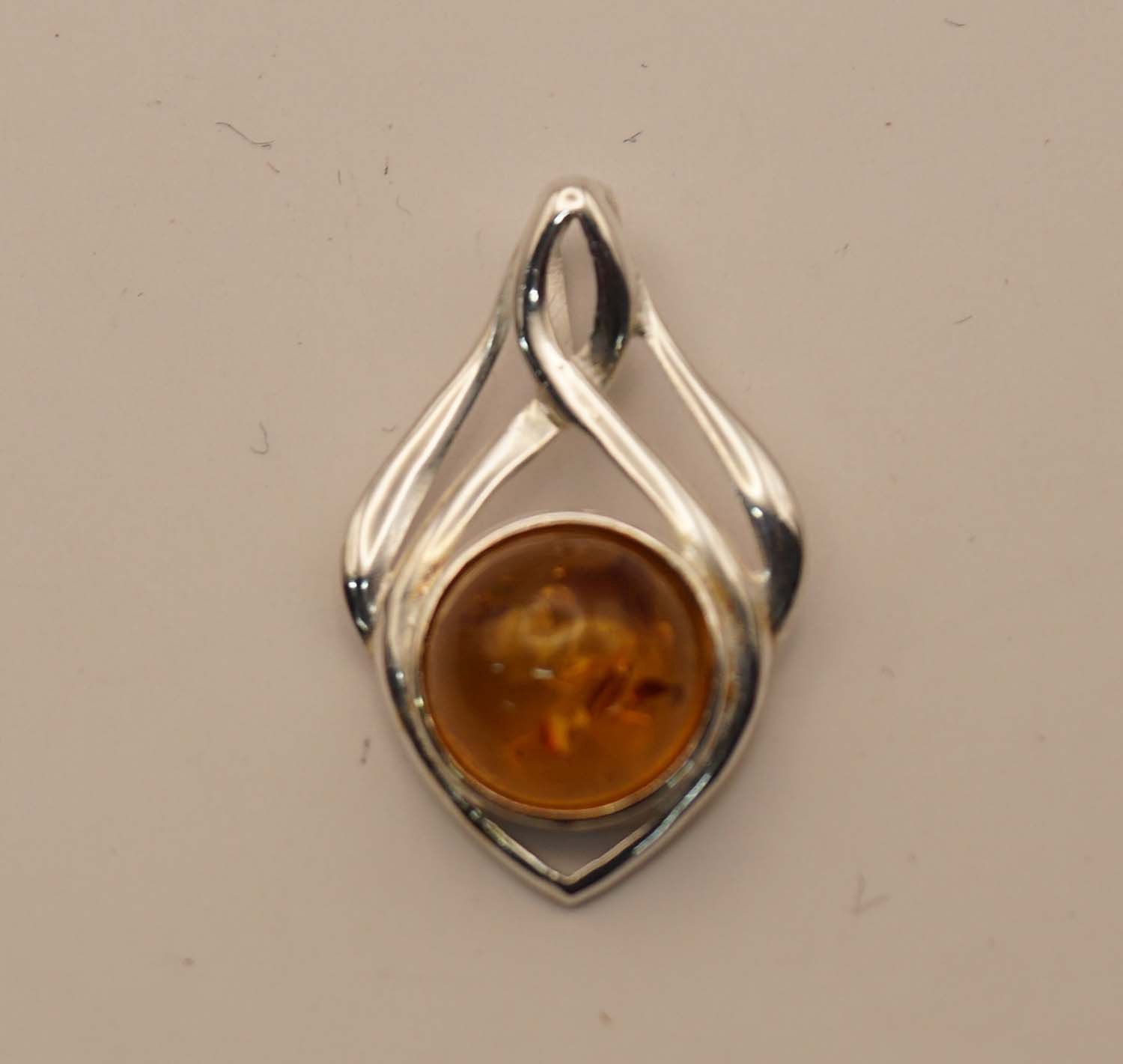 Zilveren hanger sierlijke vorm met amber steen - sterling zilveren hanger amber steen in vorm met sier krullen - dames hanger voor aan ketting - pendant woman for collier